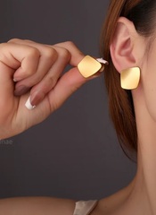 legkie-nebolshie-sergi-v-forme-izognutyh-kvadratov