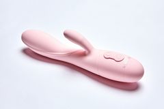 Нежно-розовый вибратор Kiara с клиторальным отростком - 18,3 см. - 