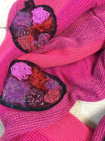 Стильный и уютный полосатый шарф-снуд на два оборота, украшен трикотажными аппликациями в виде листиков и цветочков.