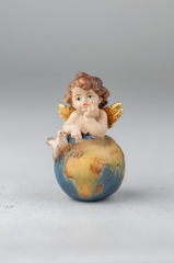 Ангел на глобусе, итальянский клен, 7х4 см, Италия