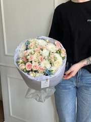 Букет из кустовых роз, одноголовых роз, хризантемы и оксипеталума