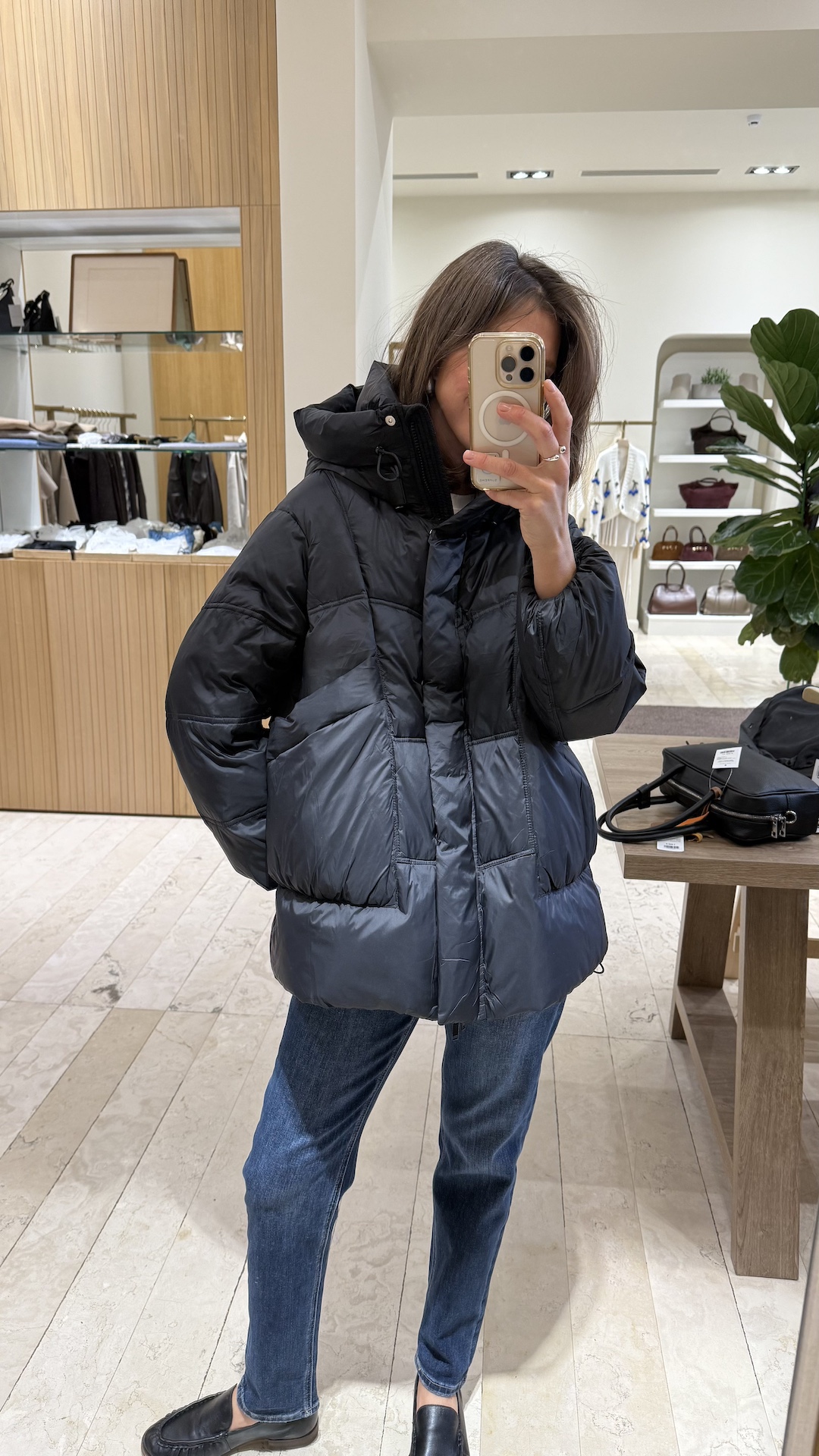 Пуховик с объёмным капюшоном