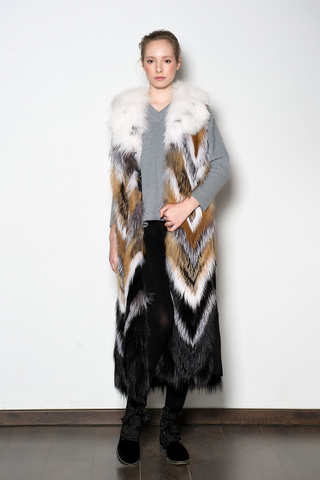 Длинный жилет с английским воротником из разноцветных лис.