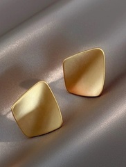 legkie-nebolshie-sergi-v-forme-izognutyh-kvadratov