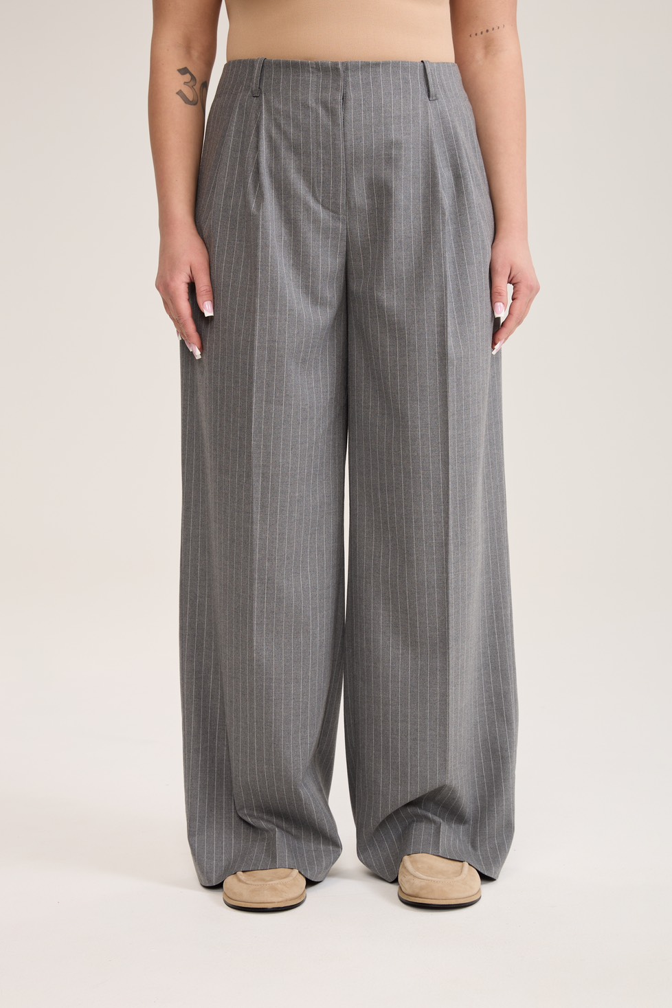 Брюки с защипами в полоску, серый
