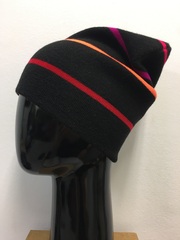 Зимняя двухслойная удлиненная шапочка бини c полосками. Тонкие оранжево-бордово-розовые полоски на черном фоне.