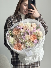 Букет из кустовых пионовидных роз, лизиантуса, маттиолы и пионовидных одноголовых роз