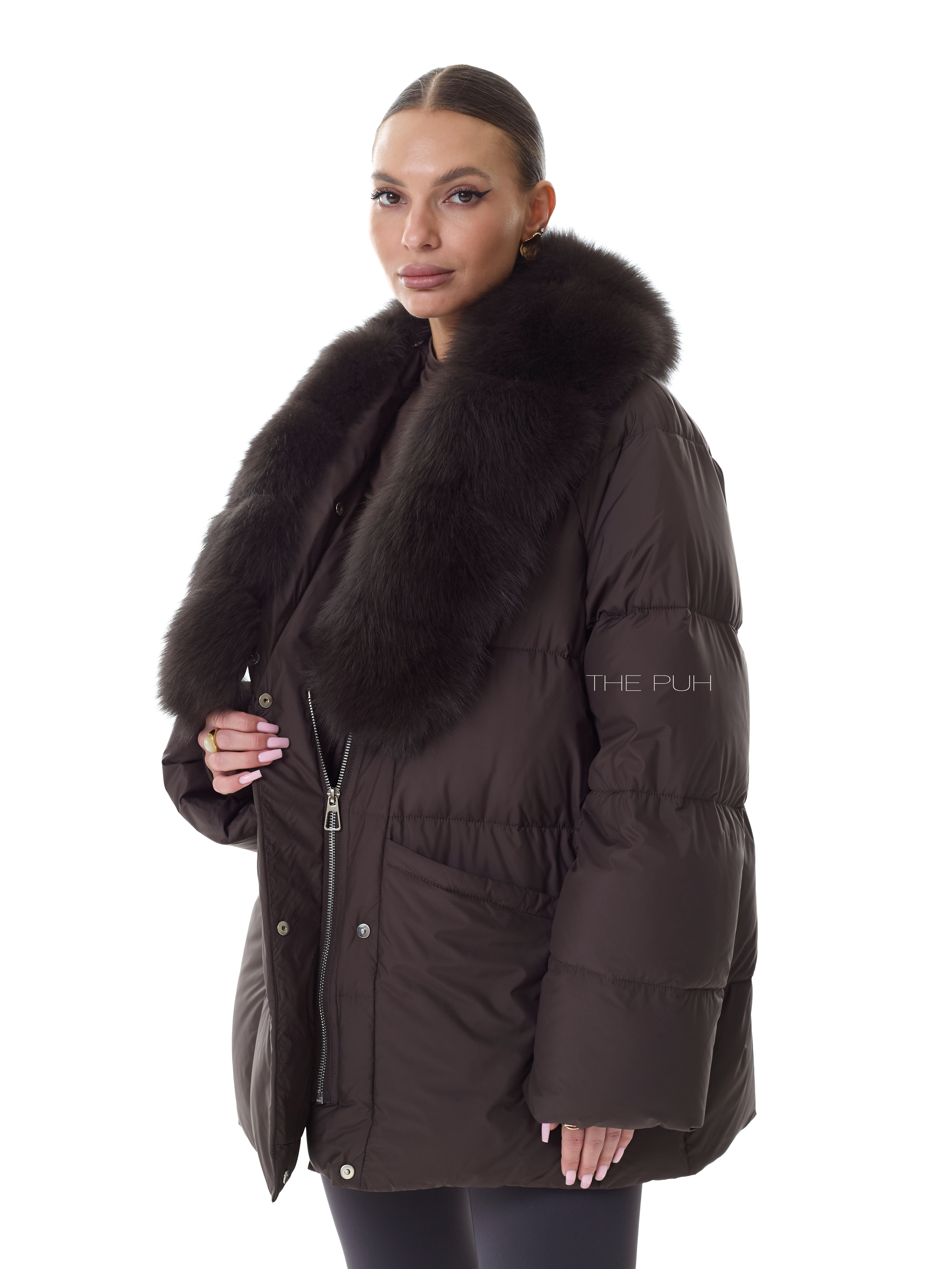 Шоколадный удлиненный пуховик с поясом и меховым воротником