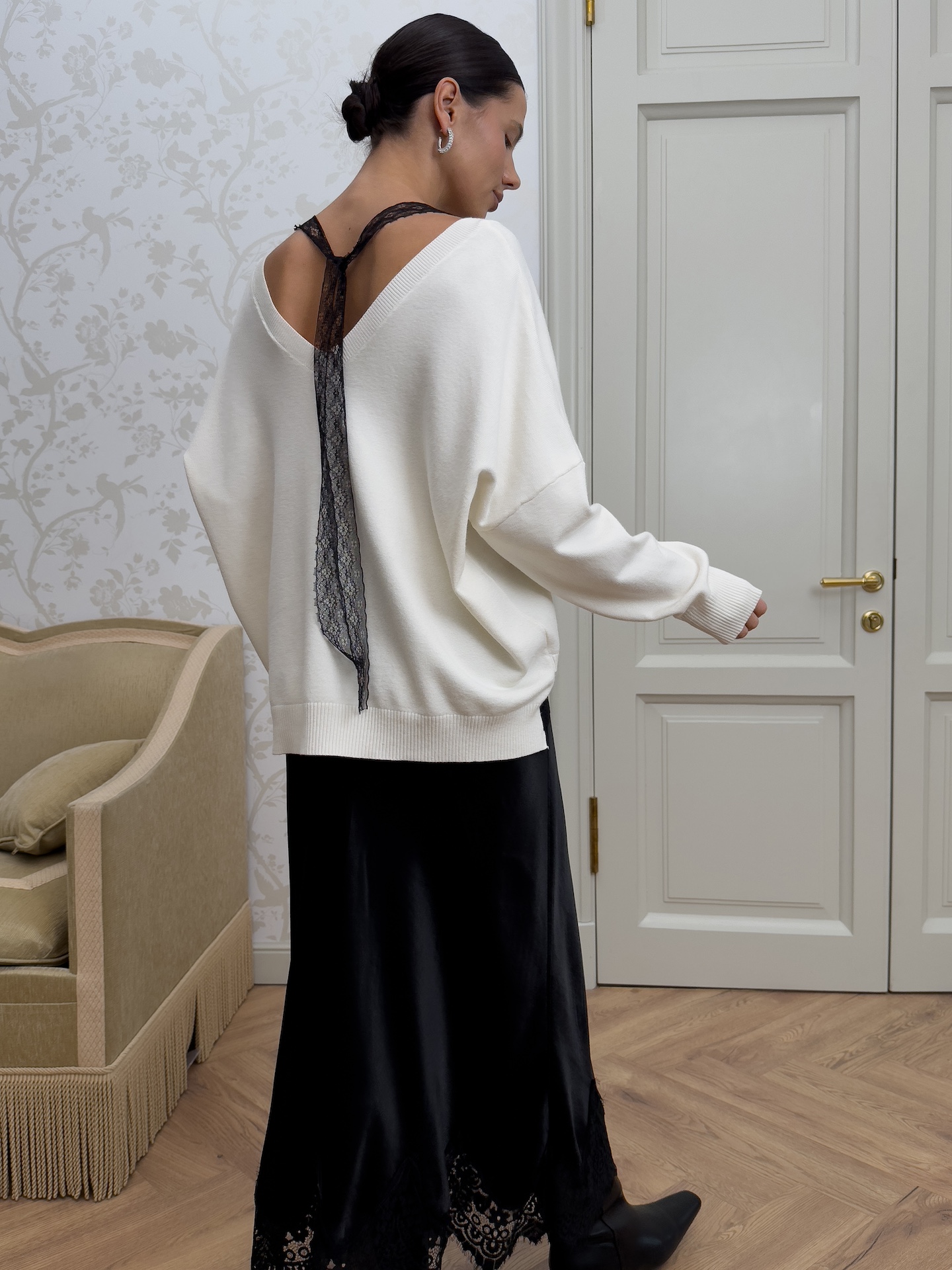 Джемпер с кружевом и бантом