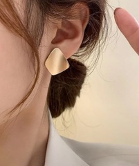 Легкие, небольшие серьги в форме изогнутых квадратов