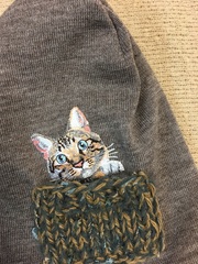 Шапочка с котиком в кармашке