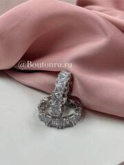 Кольцо серебристое с крупными камнями в форме треугольников