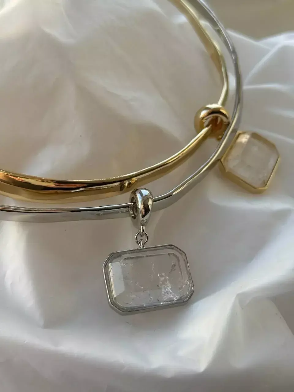 Колье под серебро с камнем