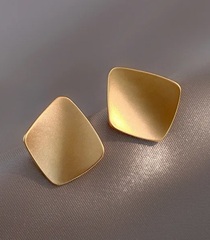 legkie-nebolshie-sergi-v-forme-izognutyh-kvadratov