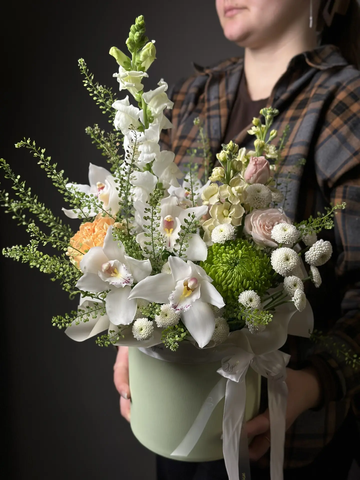 Цветы в коробке «Благородный сюрприз»