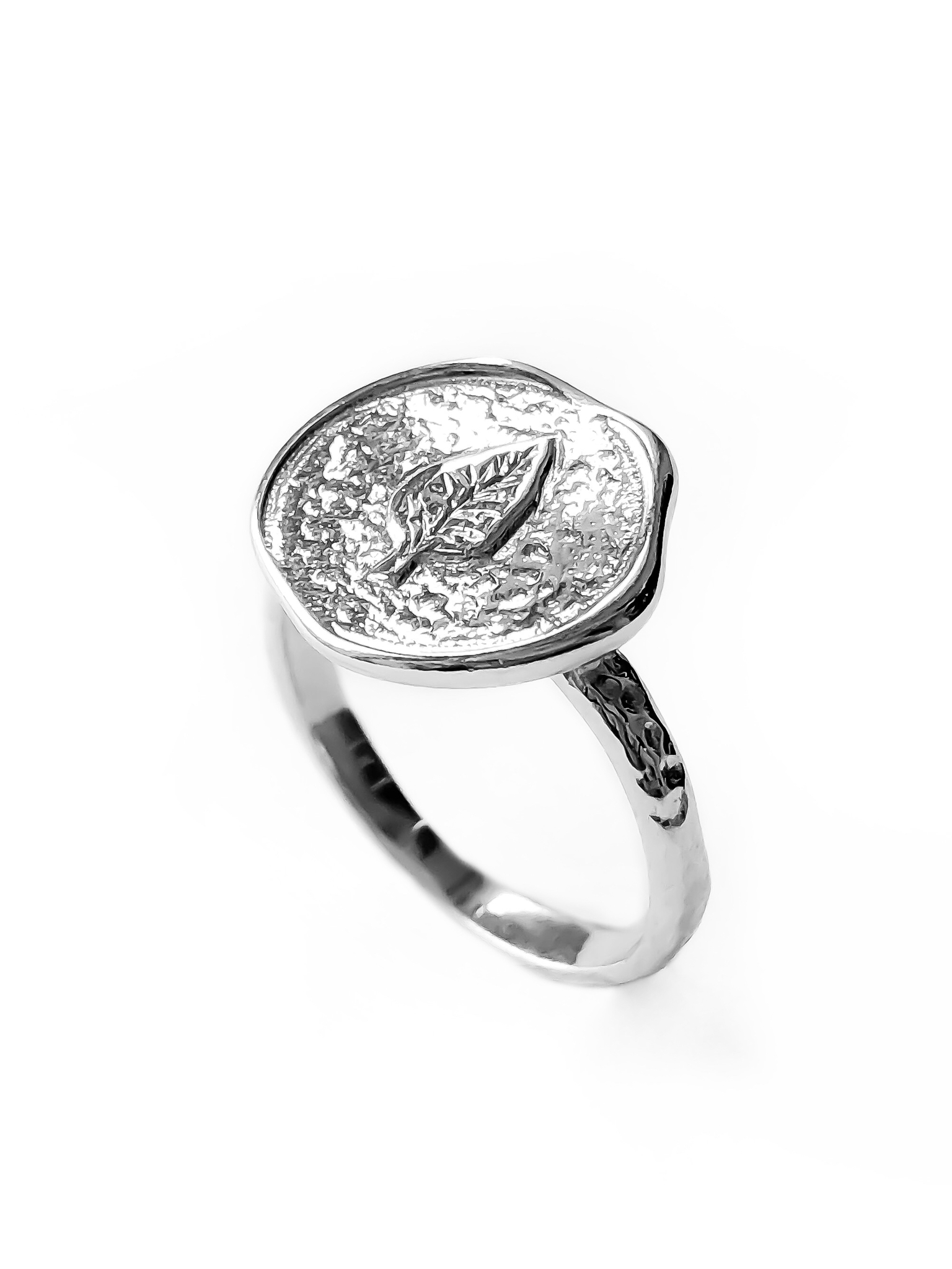 Серебряное кольцо-медальон 