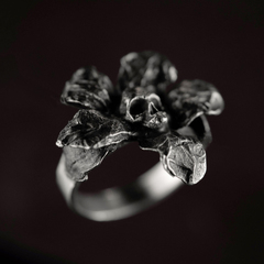 Кольцо-цветок с черепом