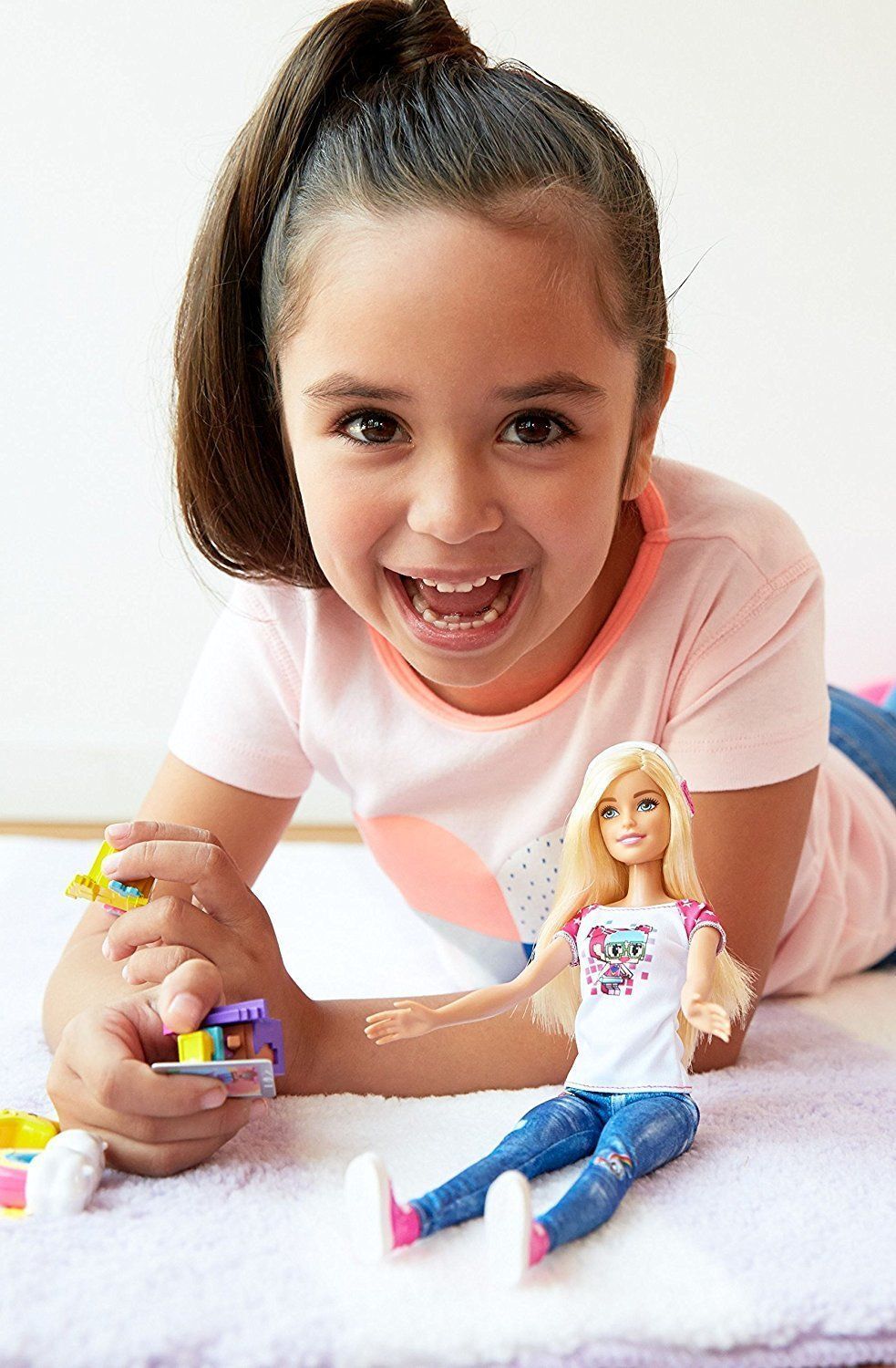 Барби играет в куклы. Дети играют в куклы. Девочка играет в куклы. Девочки играют. Девушка играет в куклы.