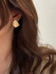 legkie-nebolshie-sergi-v-forme-izognutyh-kvadratov