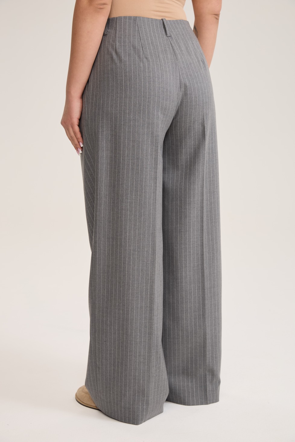 Брюки с защипами в полоску, серый