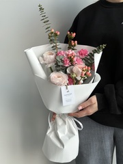 Сборный букет из гиперикума, ранункулюсов, кустовых диантусов и эвкалипта