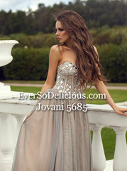 Покупательницы в Jovani 5685