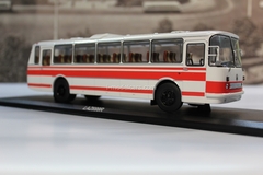 LAZ 699R white-red Classicbus 1:43