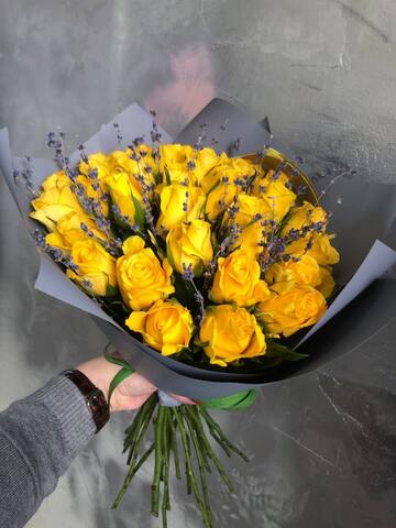 31 желтая кенийская роза с лавандой