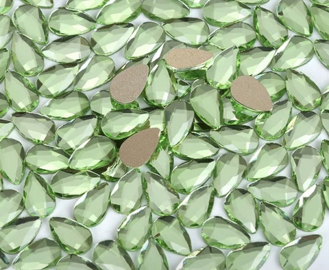 Стеклянные стразы  (5,5*8мм) 25шт, цвет св. зеленый