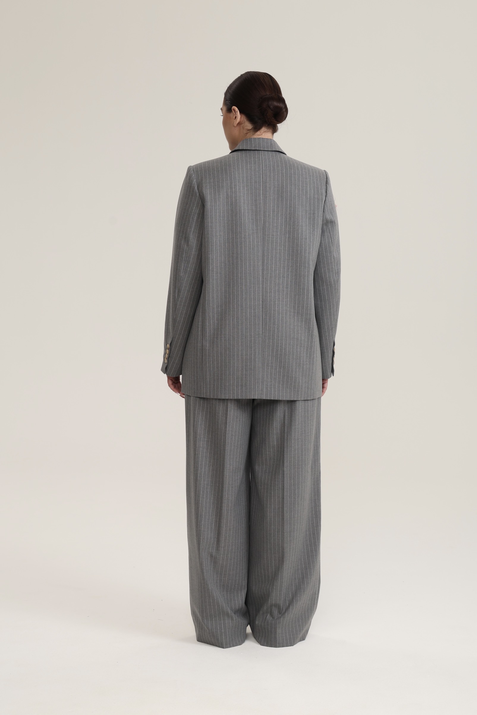 Брюки с защипами в полоску, серый