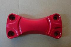 Крепление руля красное 35x95 для мотоцикла