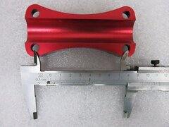 Крепление руля красное 35x95 для мотоцикла