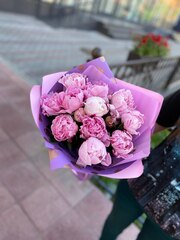 Букет из 13 пионов