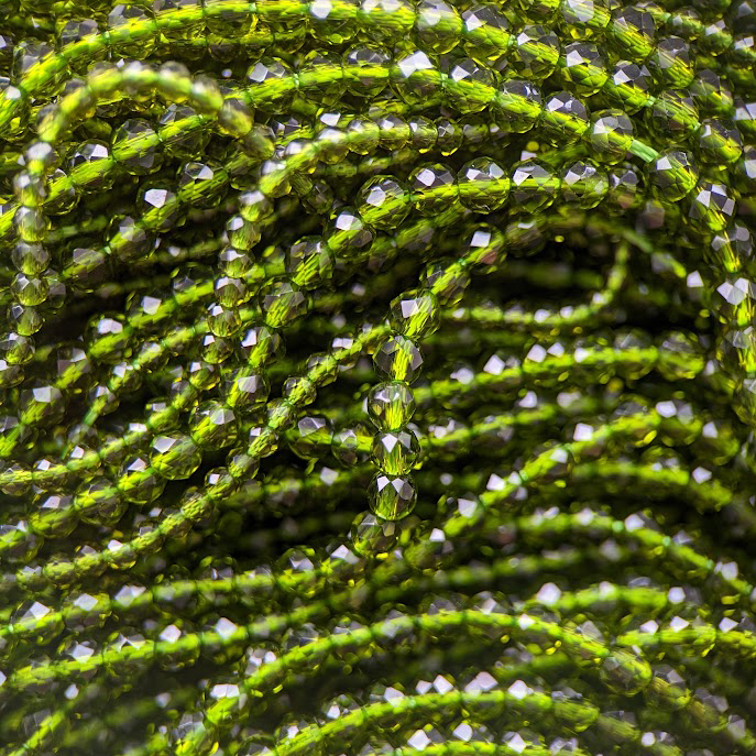 Зеленая шпинель синтетическая, 2мм, шар, микроогранка