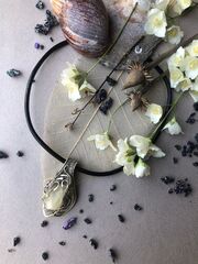 Кулон из ливийского стекла с латунью