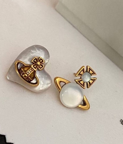 Серьги-пусеты асимметричные VIVIENNE WESTWOOD