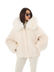 Молочный текстильный пуховик объемного кроя