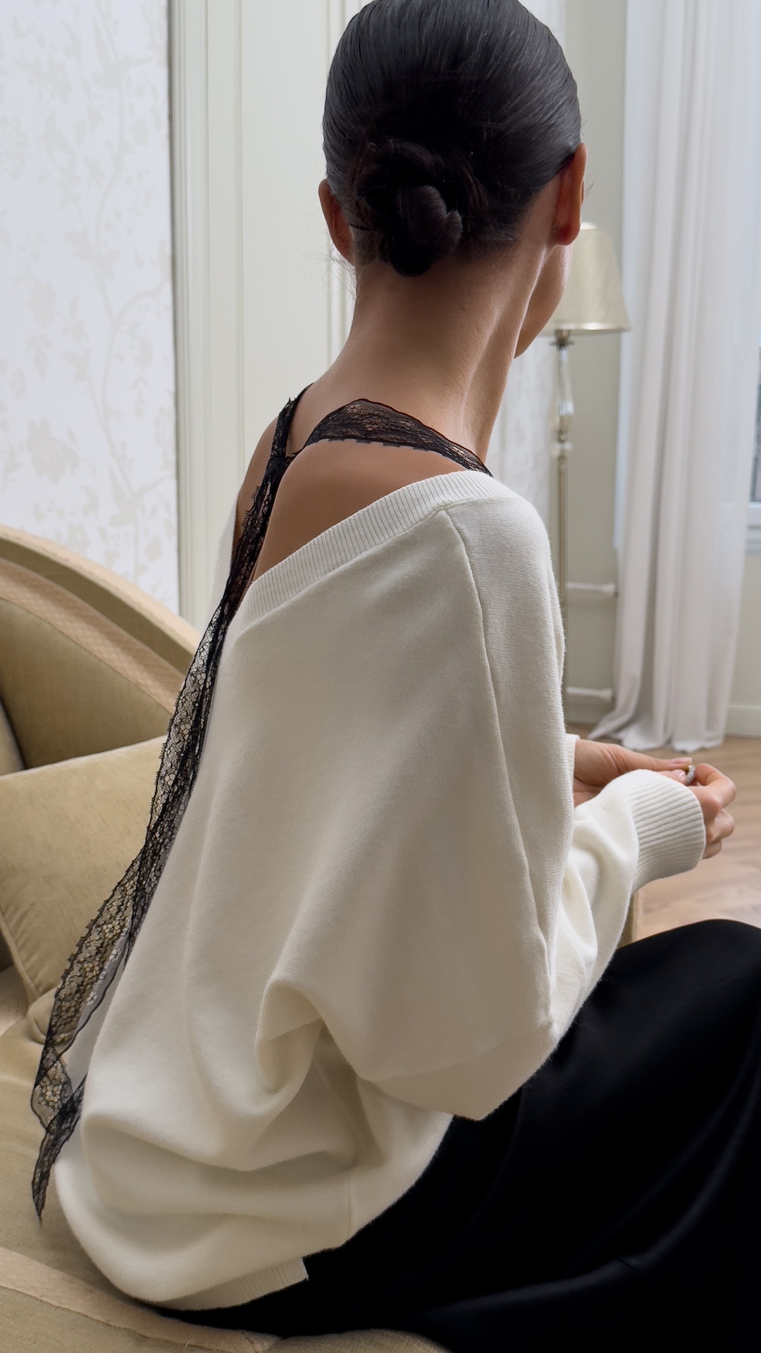 Джемпер с кружевом и бантом