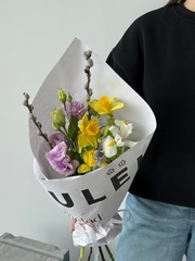 Кулек из лизиантуса, нарциссов, ириса и вербы