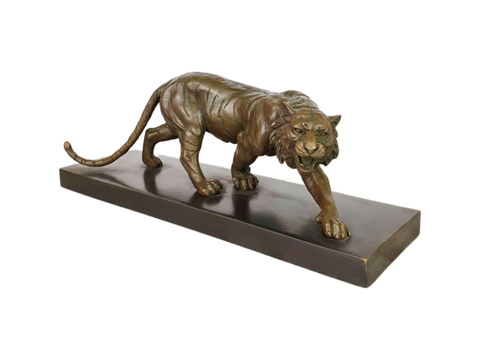 Идущий тигр на камне