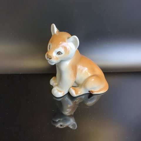 Статуэтка Львёнок, скульптор Б.Я. Воробьев, фарфор, роспись, Ленинградский фарфоровый завод (ЛФЗ), СССР, 1970-1980 гг.