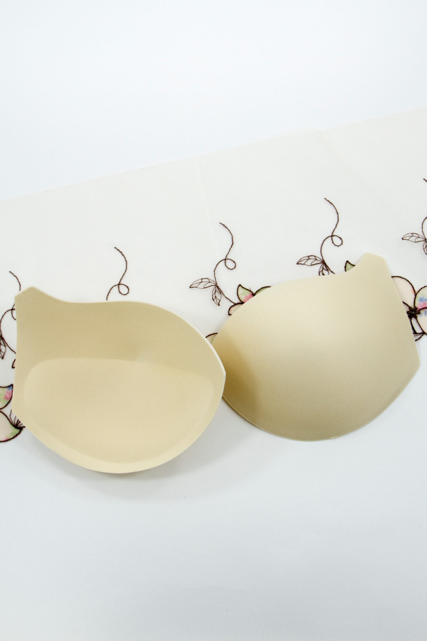 Чашки поролоновые бежевые с уступом под бретель с пушап