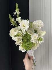 Свадебный букет из белого лизиантуса, калл, гортензии и орнитогалума
