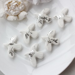 Подвеска фарфоровая Птичка (белый с серебром) 34*42 мм S039