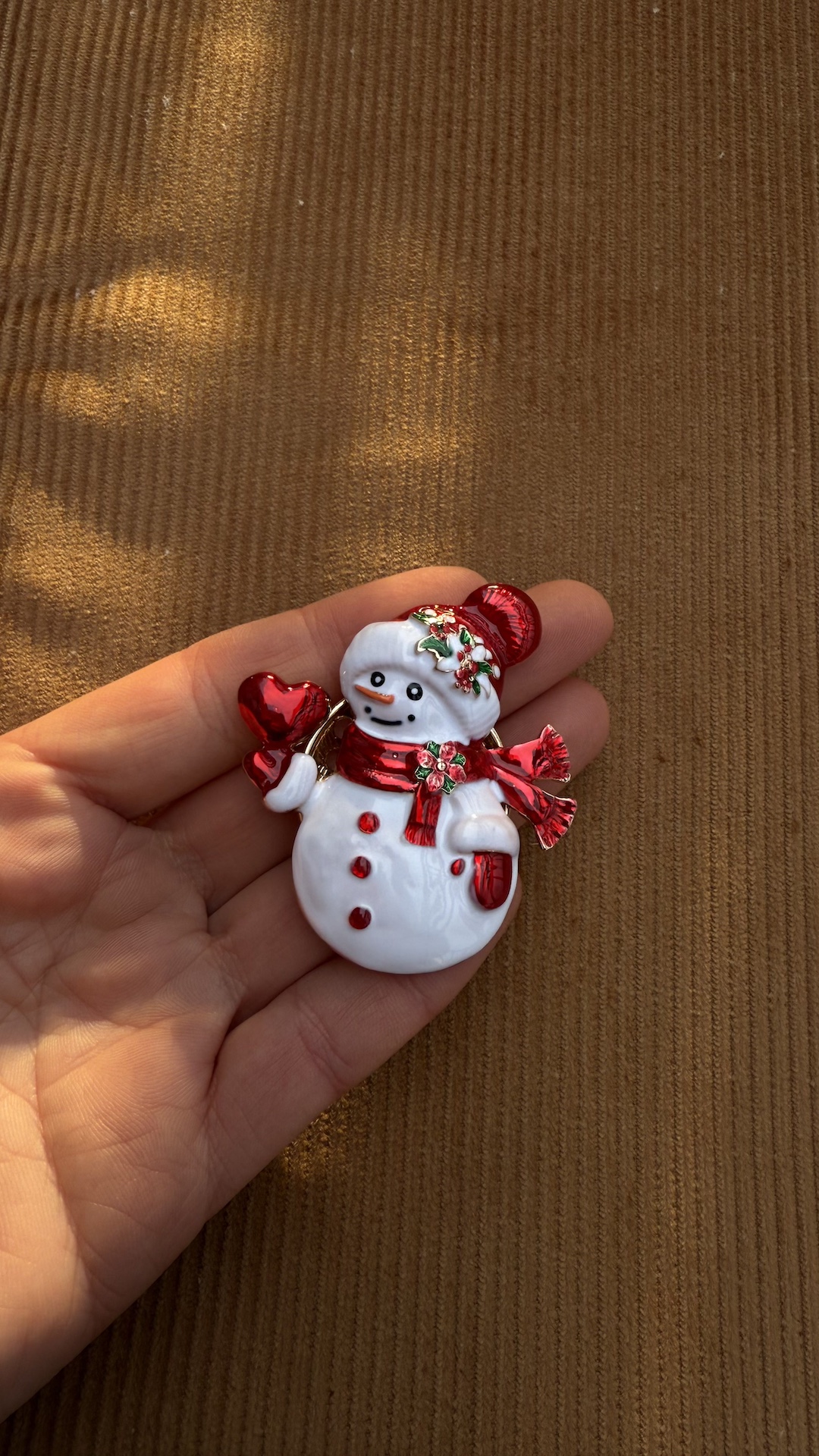 Брошь в виде снеговика