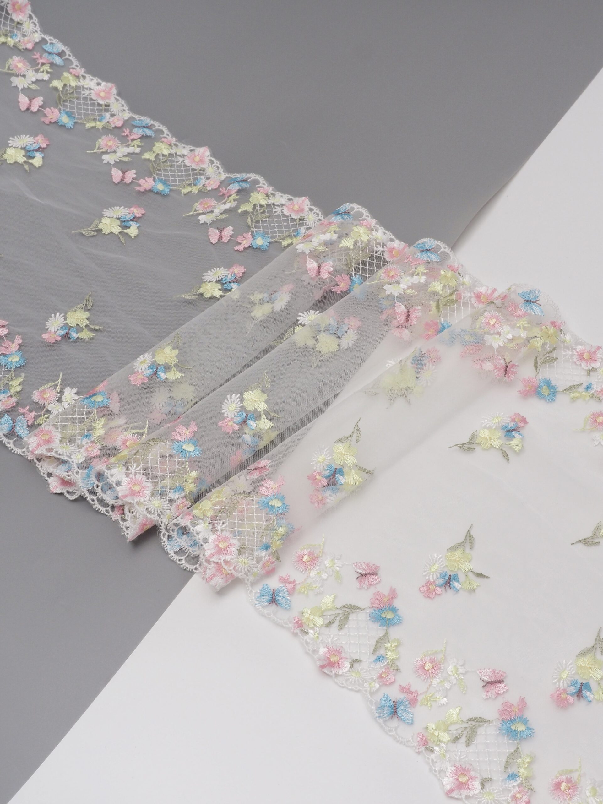 Вышивка на сетке белая с желтым голубым и розовым неэластичная ширина 24 см