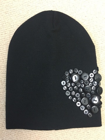 Черная шапочка с сердечком из черных пуговок разного размера. Пуговки пришиты вручную.