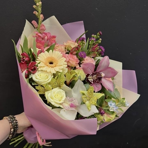 Букет из орхидей, герберы и альстромерий