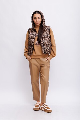 Marc Cain Sports Жилет в лео-узор стеганый утепленный. Эко-линейка ReThink Together