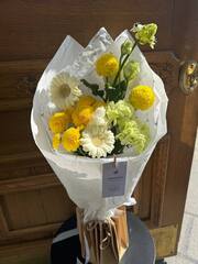 Кулек из диантусов, хризантемы, орнитогалума, минигерберы и лизиантуса